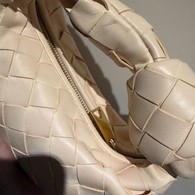 BV 迷你羊皮編織手拿包 養樂多新色 只使用過1-2次-10