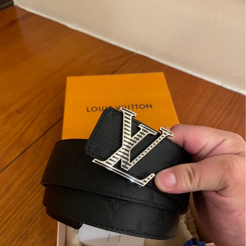 LV 黑壓紋皮革銀LOGO皮帶 110公分-0