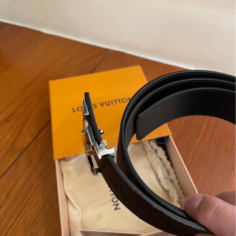 LV 黑壓紋皮革銀LOGO皮帶 110公分-3