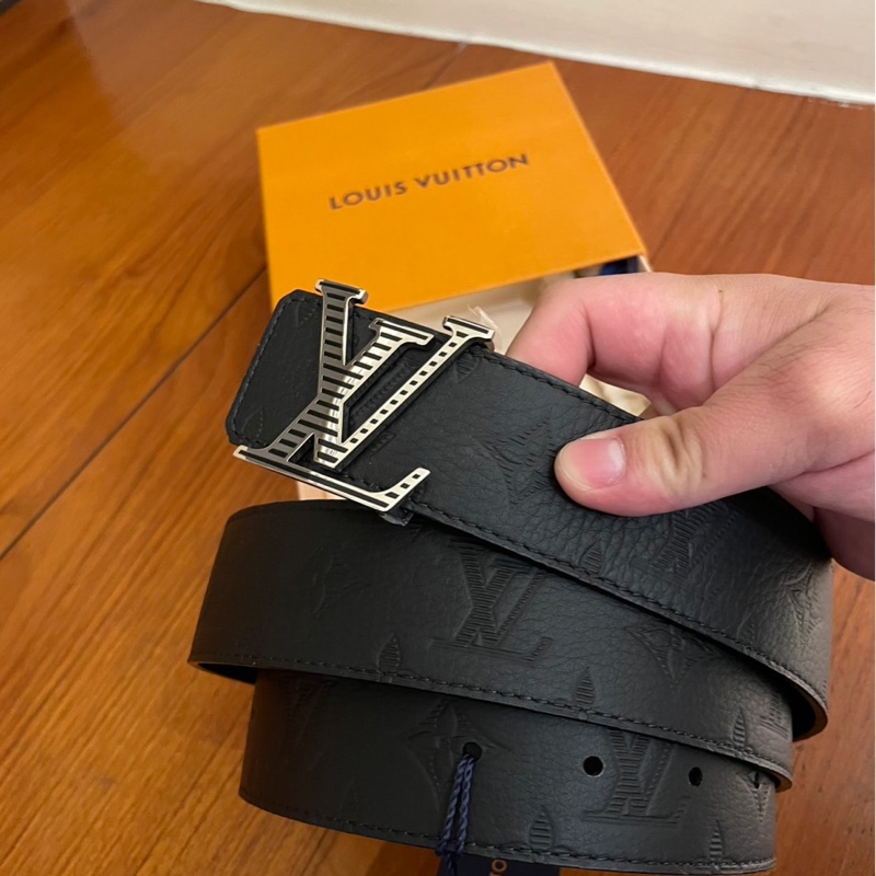 LV 黑壓紋皮革銀LOGO皮帶 110公分-4