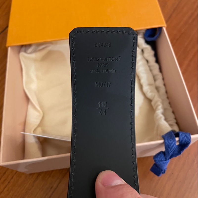 LV 黑壓紋皮革銀LOGO皮帶 110公分-5