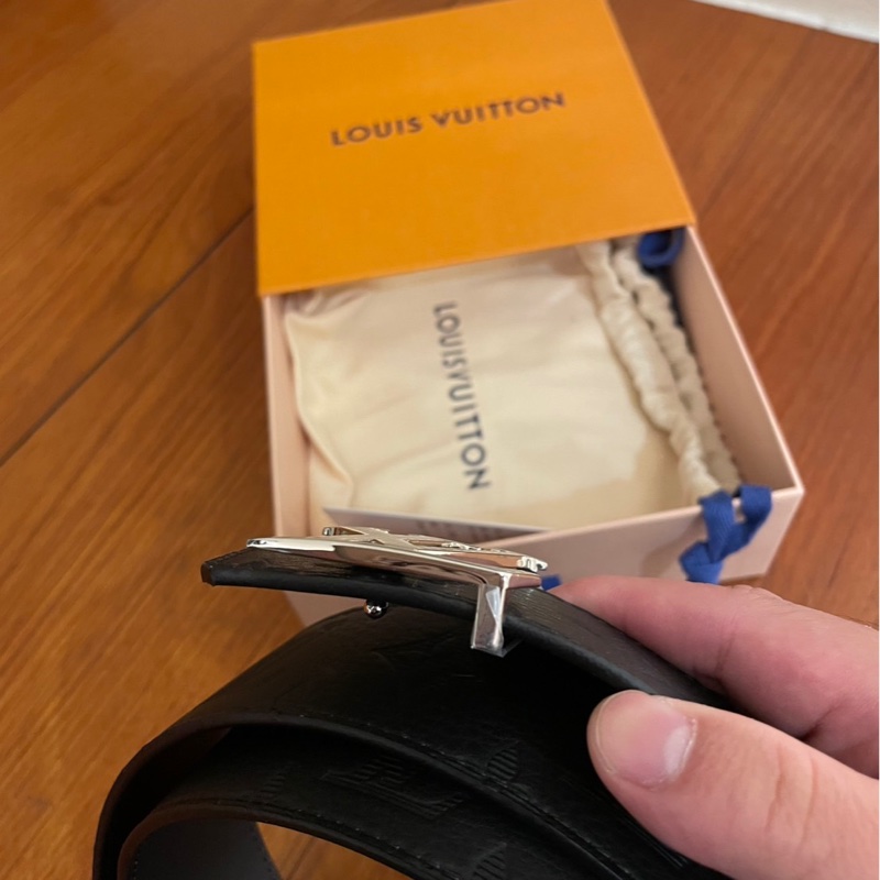 LV 黑壓紋皮革銀LOGO皮帶 110公分-11