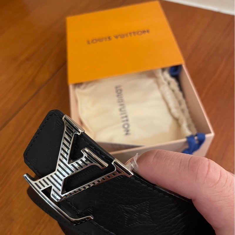 LV 黑壓紋皮革銀LOGO皮帶 110公分-13