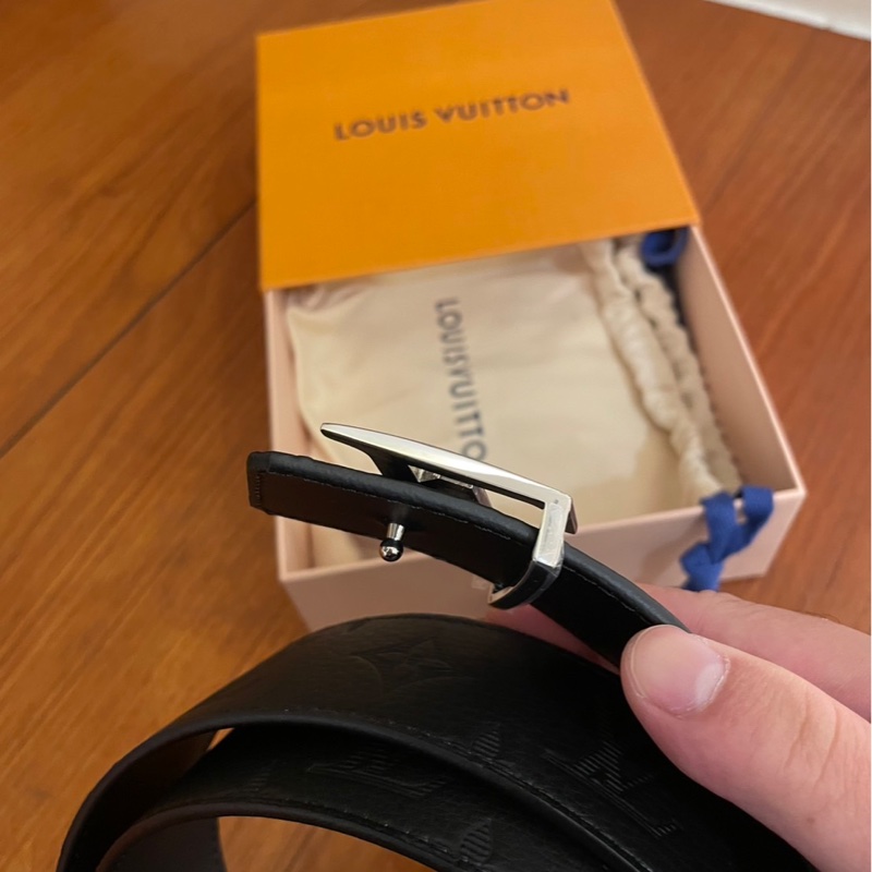 LV 黑壓紋皮革銀LOGO皮帶 110公分-14