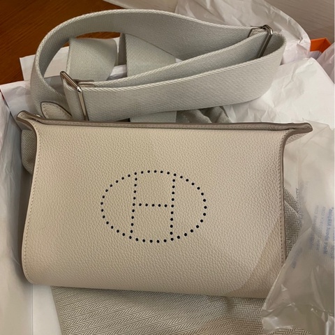 HERMES 全新 奶昔白橫式寬背袋斜背包 超級好看💕