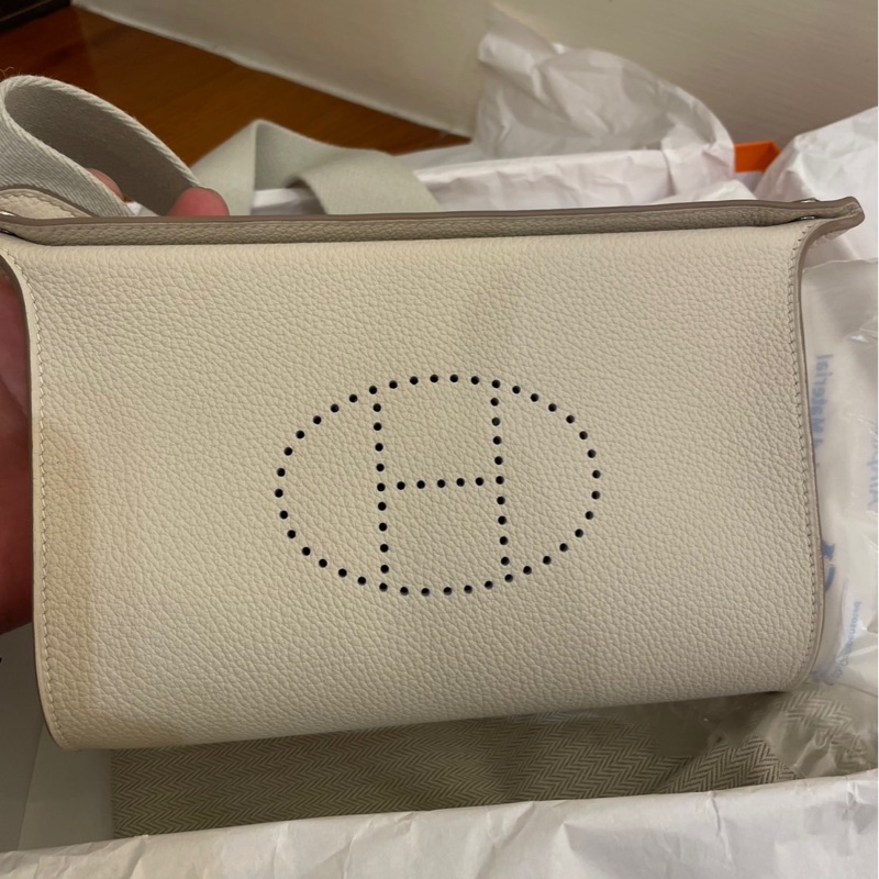 HERMES 全新 奶昔白橫式寬背袋斜背包 超級好看💕-1