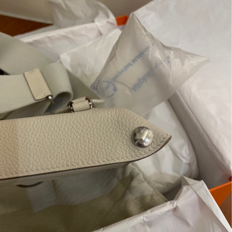 HERMES 全新 奶昔白橫式寬背袋斜背包 超級好看💕-4