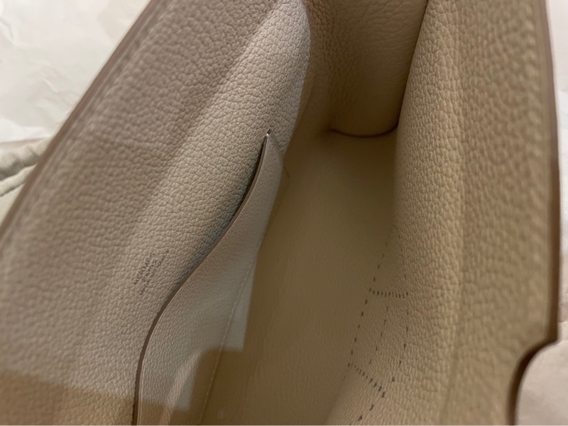 HERMES 全新 奶昔白橫式寬背袋斜背包 超級好看💕-8