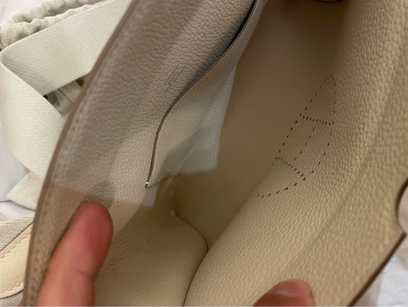 HERMES 全新 奶昔白橫式寬背袋斜背包 超級好看💕-9