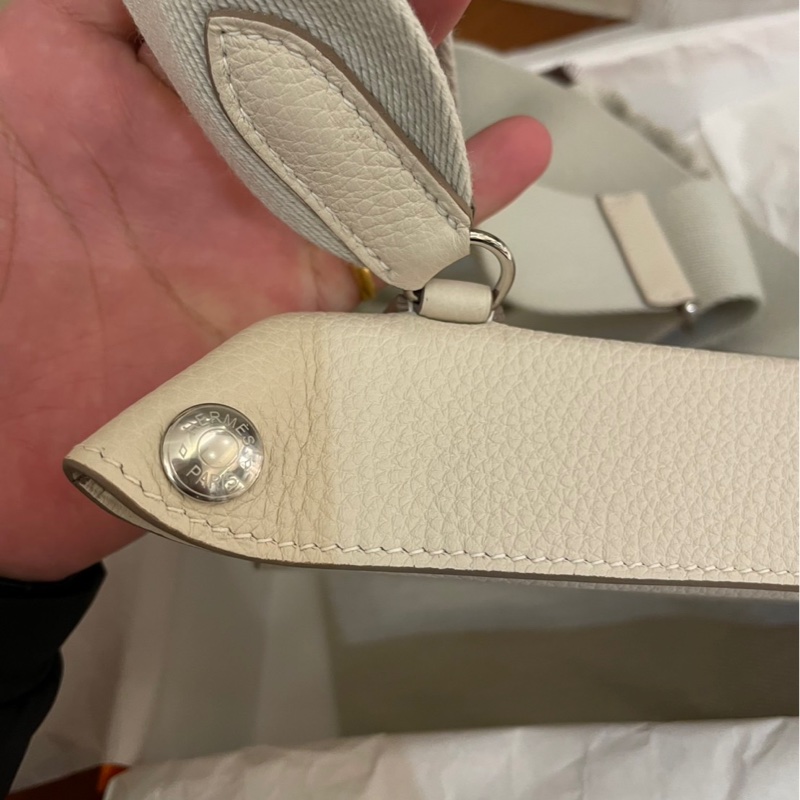 HERMES 全新 奶昔白橫式寬背袋斜背包 超級好看💕-10