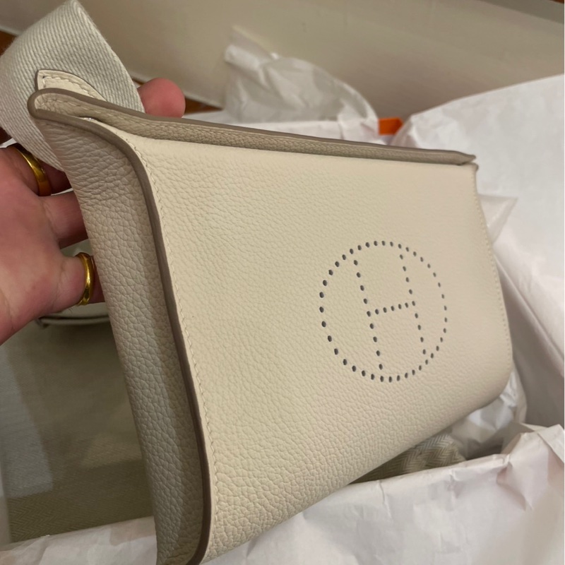 HERMES 全新 奶昔白橫式寬背袋斜背包 超級好看💕-12