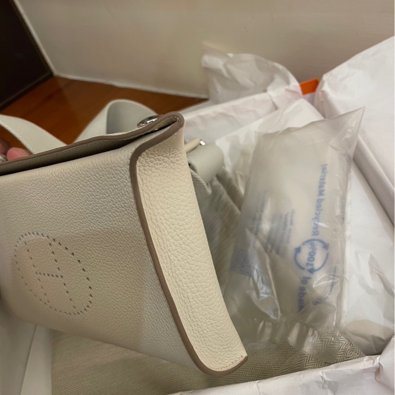 HERMES 全新 奶昔白橫式寬背袋斜背包 超級好看💕-13