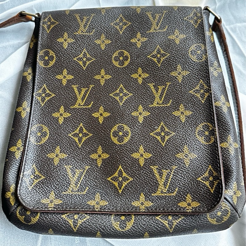 【LOUIS VUITTON】經典原花 Musette Tango PM 王妃包 (M51387) 經典不敗的 LV 王妃包，小巧精緻的 PM 尺寸非常適合日常出門！簡約的翻蓋設計配上標誌性的 Monogram 帆布，是女孩們必入手的經典入門款。-5