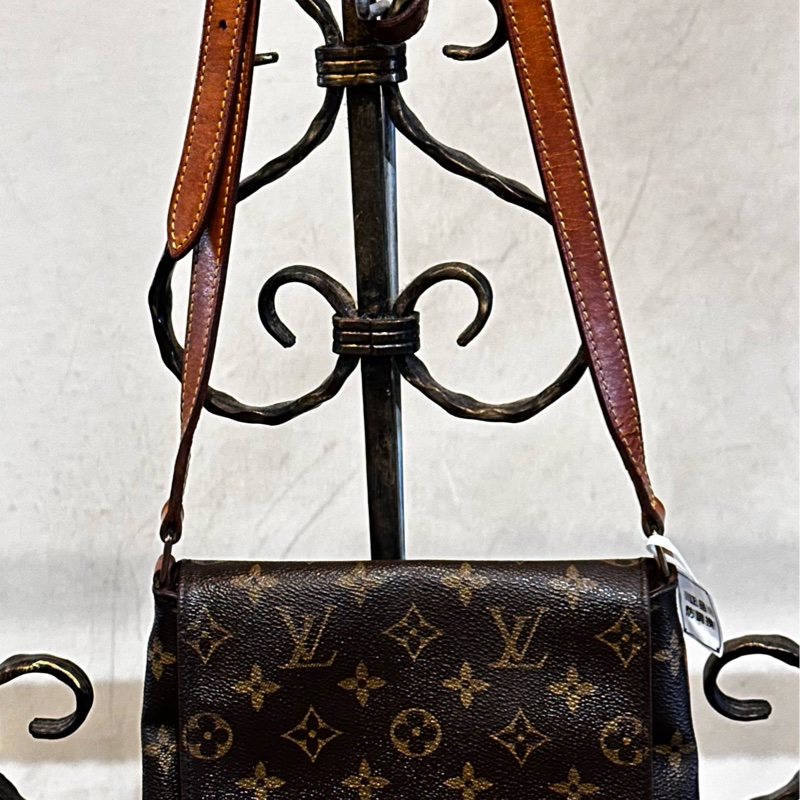 【LOUIS VUITTON】經典原花 Musette Tango PM 王妃包 (M51387) 經典不敗的 LV 王妃包，小巧精緻的 PM 尺寸非常適合日常出門！簡約的翻蓋設計配上標誌性的 Monogram 帆布，是女孩們必入手的經典入門款。-7