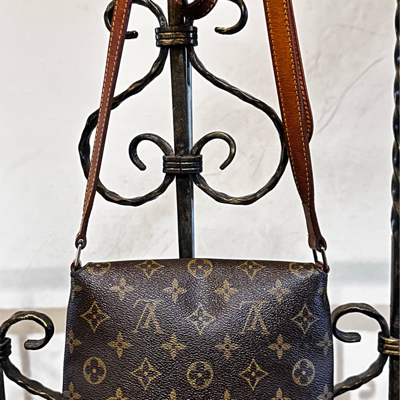 【LOUIS VUITTON】經典原花 Musette Tango PM 王妃包 (M51387) 經典不敗的 LV 王妃包，小巧精緻的 PM 尺寸非常適合日常出門！簡約的翻蓋設計配上標誌性的 Monogram 帆布，是女孩們必入手的經典入門款。-9