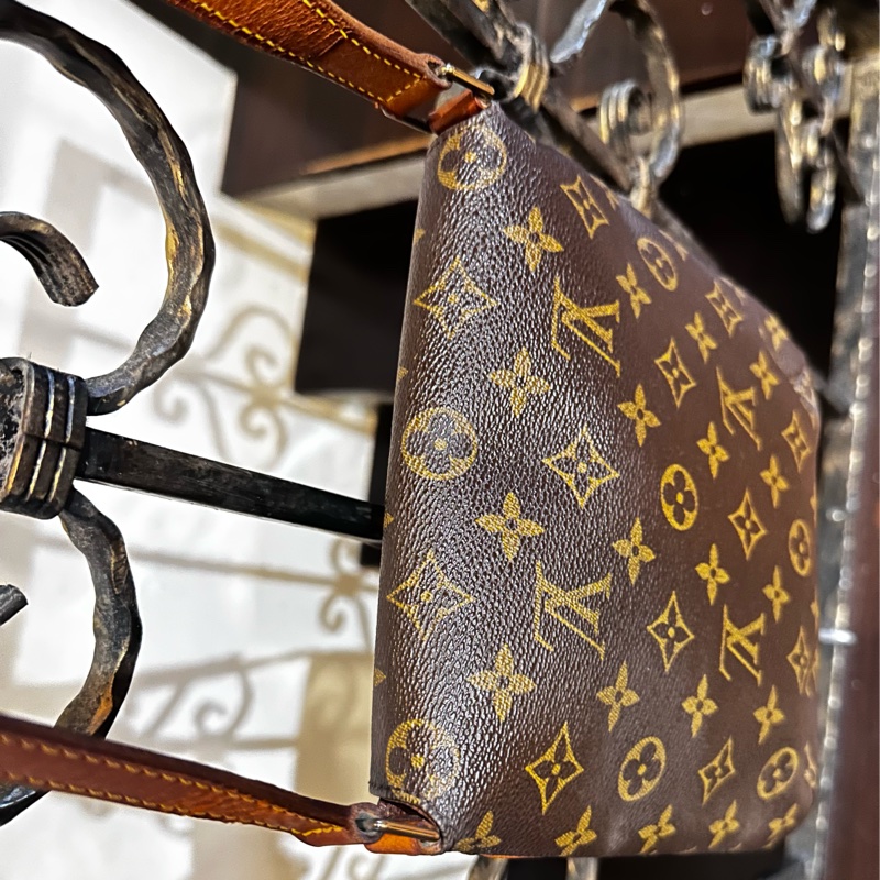 【LOUIS VUITTON】經典原花 Musette Tango PM 王妃包 (M51387) 經典不敗的 LV 王妃包，小巧精緻的 PM 尺寸非常適合日常出門！簡約的翻蓋設計配上標誌性的 Monogram 帆布，是女孩們必入手的經典入門款。-10