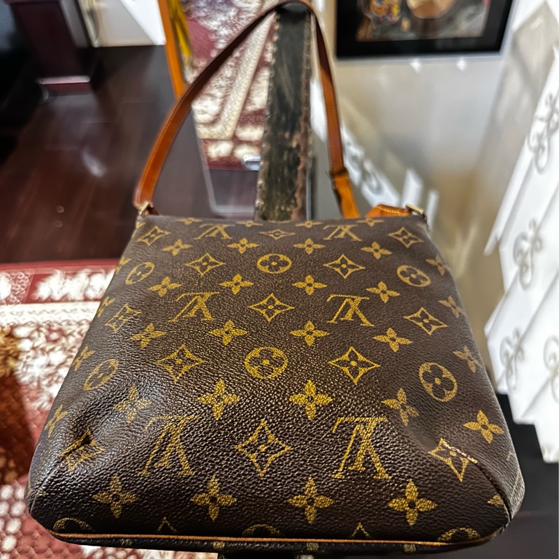 【LOUIS VUITTON】經典原花 Musette Tango PM 王妃包 (M51387) 經典不敗的 LV 王妃包，小巧精緻的 PM 尺寸非常適合日常出門！簡約的翻蓋設計配上標誌性的 Monogram 帆布，是女孩們必入手的經典入門款。-11