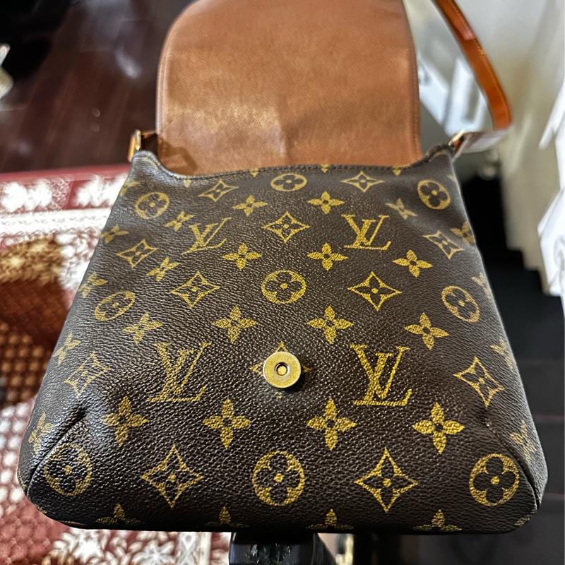 【LOUIS VUITTON】經典原花 Musette Tango PM 王妃包 (M51387) 經典不敗的 LV 王妃包，小巧精緻的 PM 尺寸非常適合日常出門！簡約的翻蓋設計配上標誌性的 Monogram 帆布，是女孩們必入手的經典入門款。-12