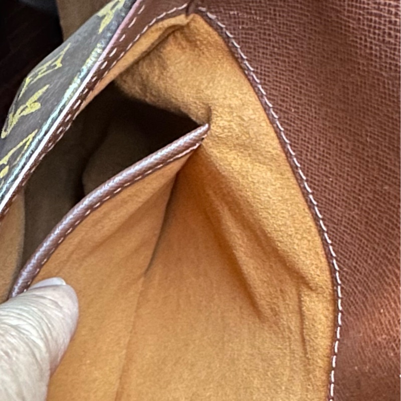 【LOUIS VUITTON】經典原花 Musette Tango PM 王妃包 (M51387) 經典不敗的 LV 王妃包，小巧精緻的 PM 尺寸非常適合日常出門！簡約的翻蓋設計配上標誌性的 Monogram 帆布，是女孩們必入手的經典入門款。-18