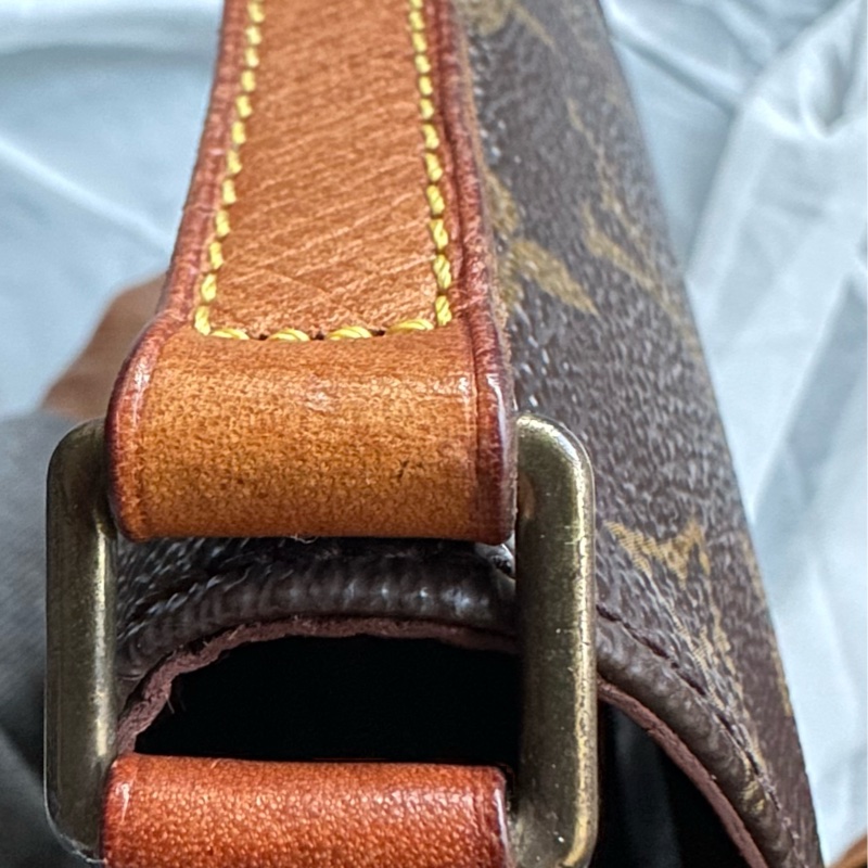 【LOUIS VUITTON】經典原花 Musette Tango PM 王妃包 (M51387) 經典不敗的 LV 王妃包，小巧精緻的 PM 尺寸非常適合日常出門！簡約的翻蓋設計配上標誌性的 Monogram 帆布，是女孩們必入手的經典入門款。-23