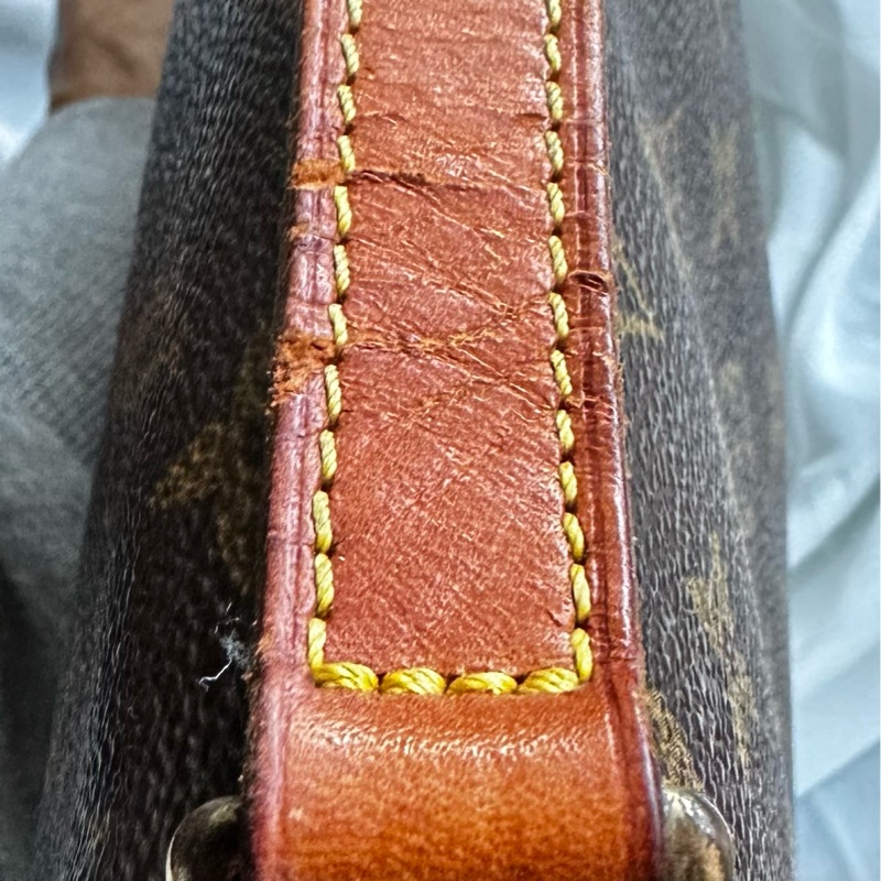 【LOUIS VUITTON】經典原花 Musette Tango PM 王妃包 (M51387) 經典不敗的 LV 王妃包，小巧精緻的 PM 尺寸非常適合日常出門！簡約的翻蓋設計配上標誌性的 Monogram 帆布，是女孩們必入手的經典入門款。-24