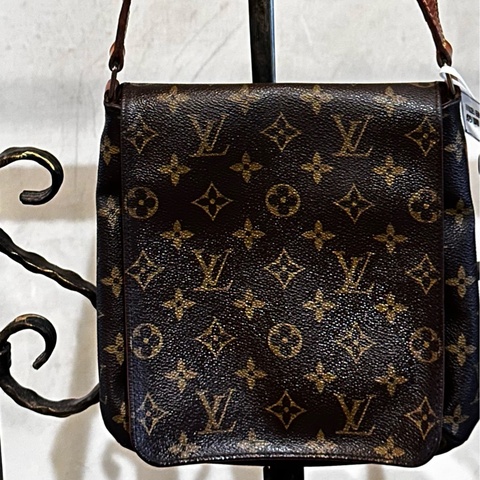 【LOUIS VUITTON】經典原花 Musette Tango PM 王妃包 (M51387) 經典不敗的 LV 王妃包,小巧精緻的 PM 尺寸非常適合日常出門!簡約的翻蓋設計配上標誌性的 Monogram 帆布,是女孩們必入手的經典入門款。