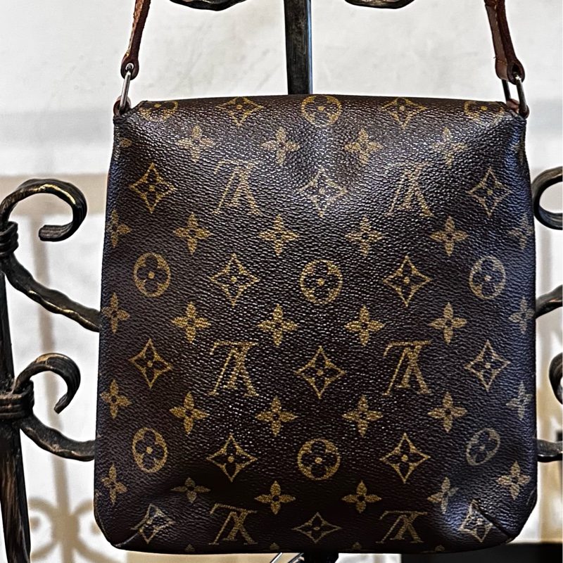 【LOUIS VUITTON】經典原花 Musette Tango PM 王妃包 (M51387) 經典不敗的 LV 王妃包，小巧精緻的 PM 尺寸非常適合日常出門！簡約的翻蓋設計配上標誌性的 Monogram 帆布，是女孩們必入手的經典入門款。-1