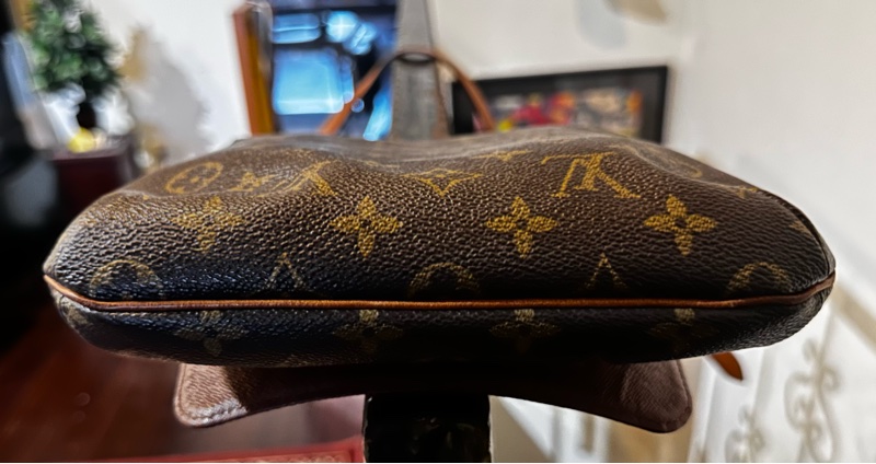 【LOUIS VUITTON】經典原花 Musette Tango PM 王妃包 (M51387) 經典不敗的 LV 王妃包，小巧精緻的 PM 尺寸非常適合日常出門！簡約的翻蓋設計配上標誌性的 Monogram 帆布，是女孩們必入手的經典入門款。-4