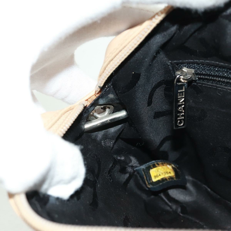 【日本直送】香奈兒 Cambon 系列絎縫肩背包,米色皮革,銀色雙C標誌,貨號 163616V-17