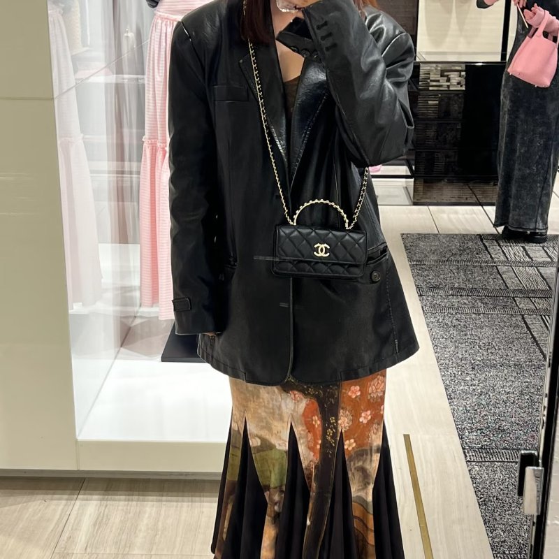 CHANEL  -  黑色金釦簍空字母手把菱格手機包╻MINI-7