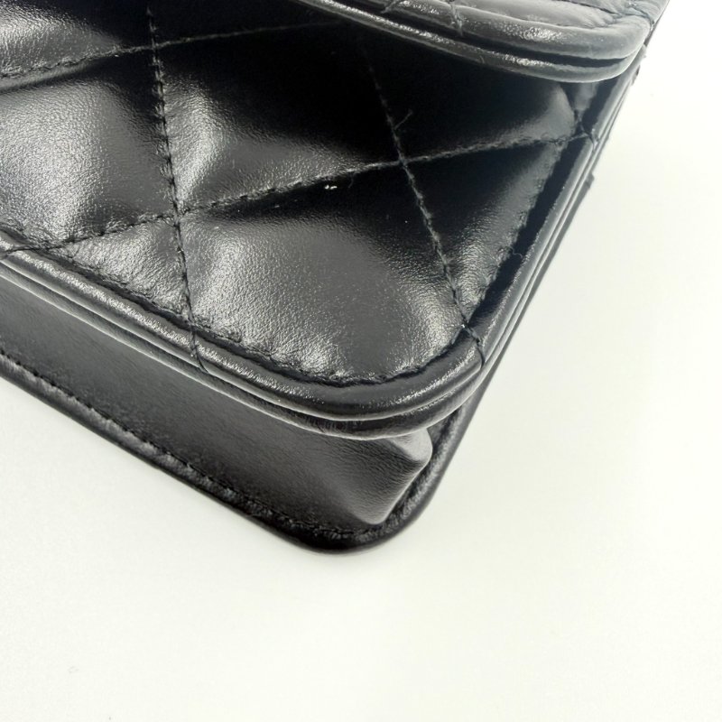 CHANEL  -  黑色金釦簍空字母手把菱格手機包╻MINI-9