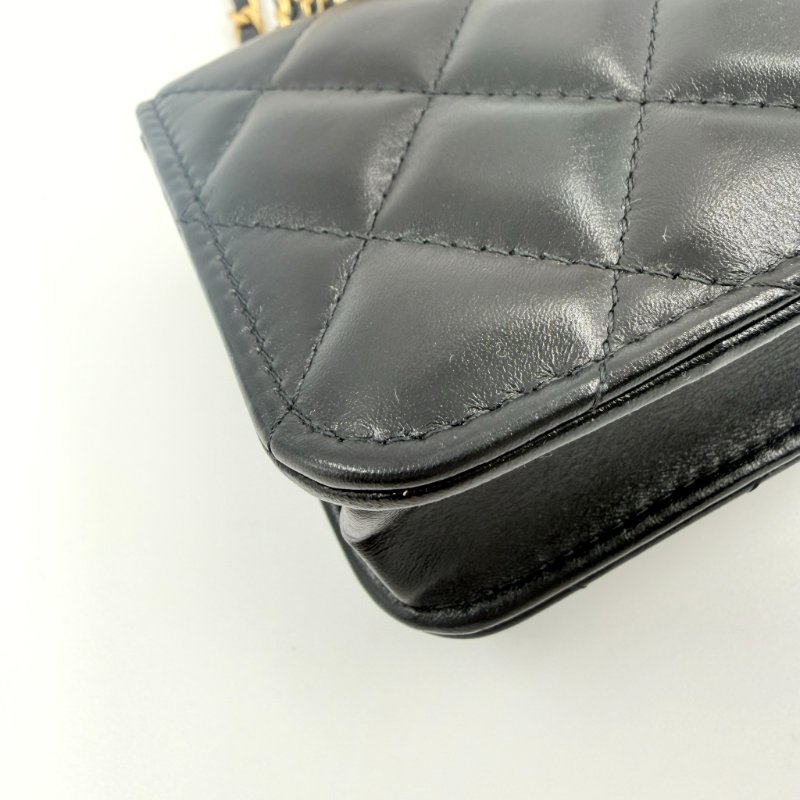 CHANEL  -  黑色金釦簍空字母手把菱格手機包╻MINI-10