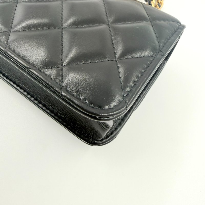 CHANEL  -  黑色金釦簍空字母手把菱格手機包╻MINI-11