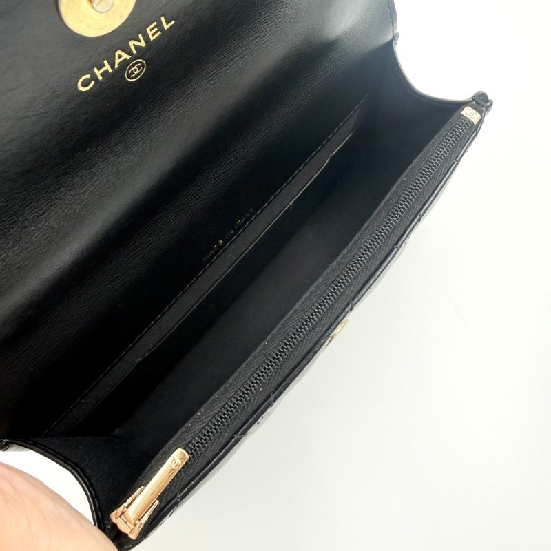 CHANEL  -  黑色金釦簍空字母手把菱格手機包╻MINI-12