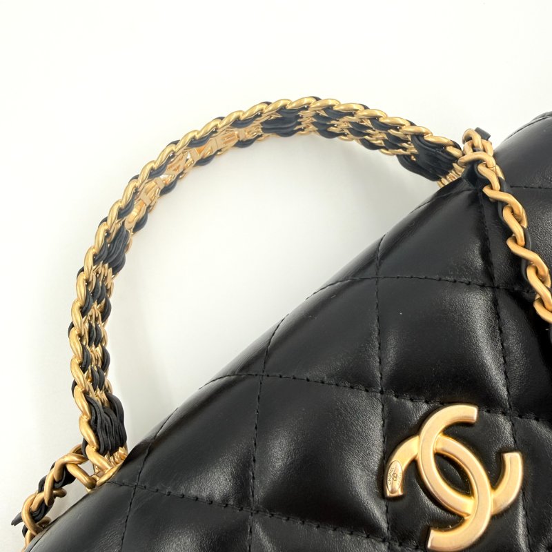 CHANEL  -  黑色金釦簍空字母手把菱格手機包╻MINI-16