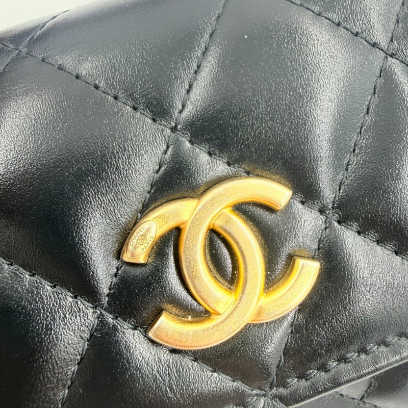 CHANEL  -  黑色金釦簍空字母手把菱格手機包╻MINI-17