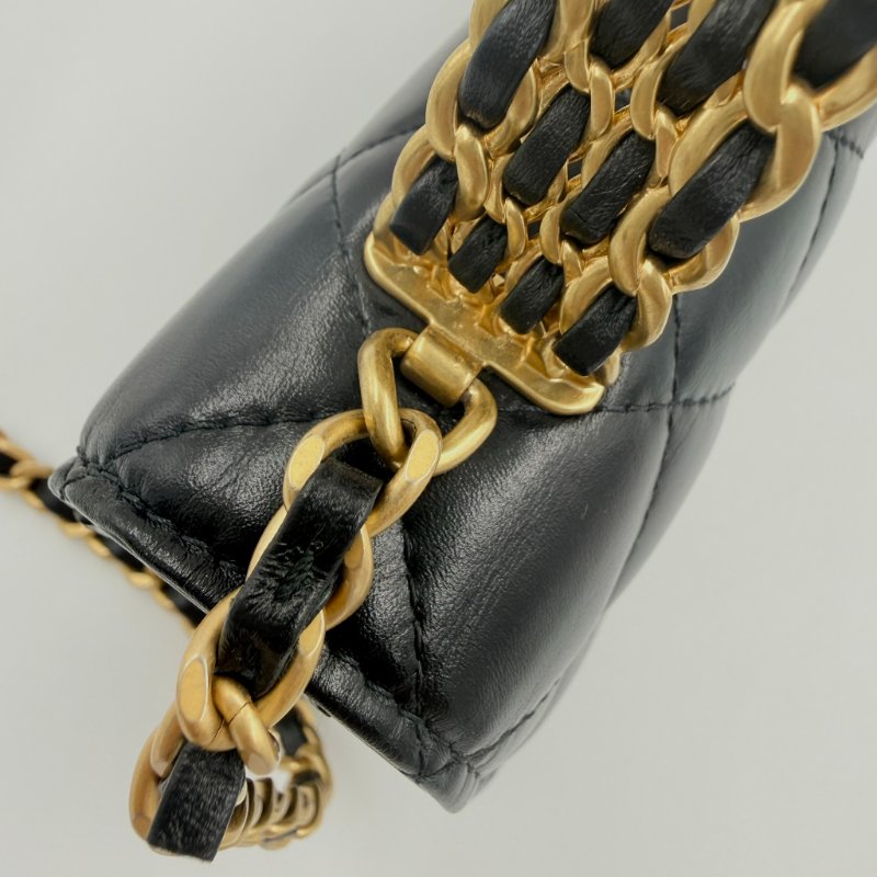 CHANEL  -  黑色金釦簍空字母手把菱格手機包╻MINI-18