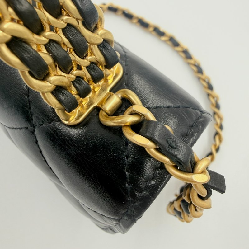 CHANEL  -  黑色金釦簍空字母手把菱格手機包╻MINI-19