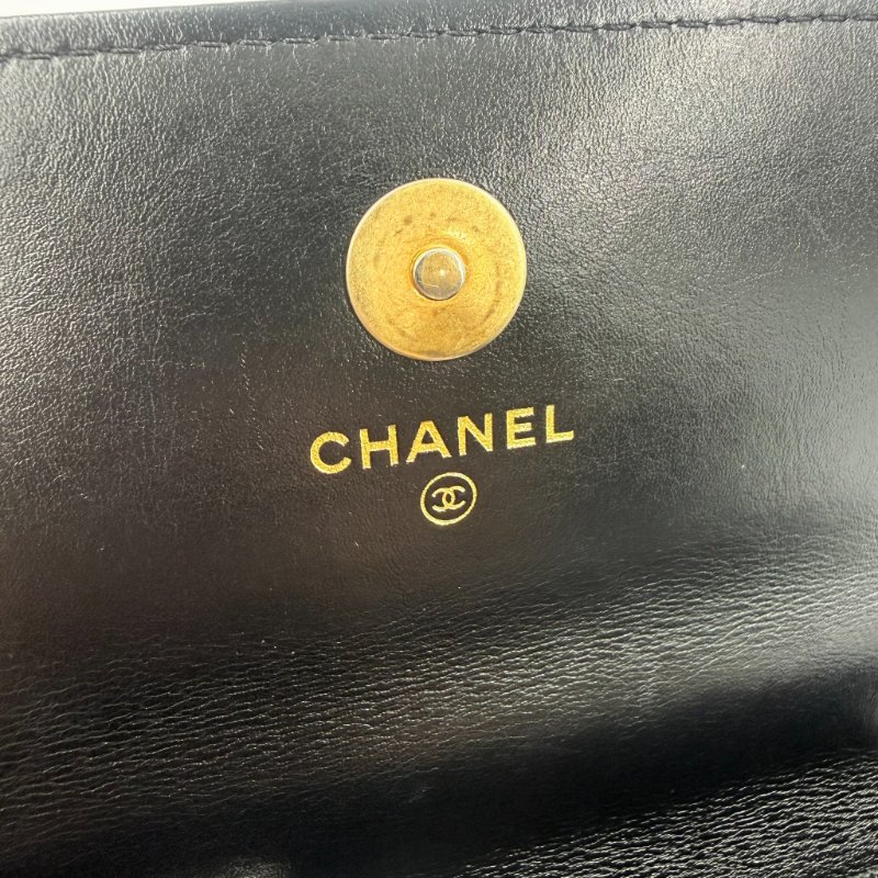 CHANEL  -  黑色金釦簍空字母手把菱格手機包╻MINI-20