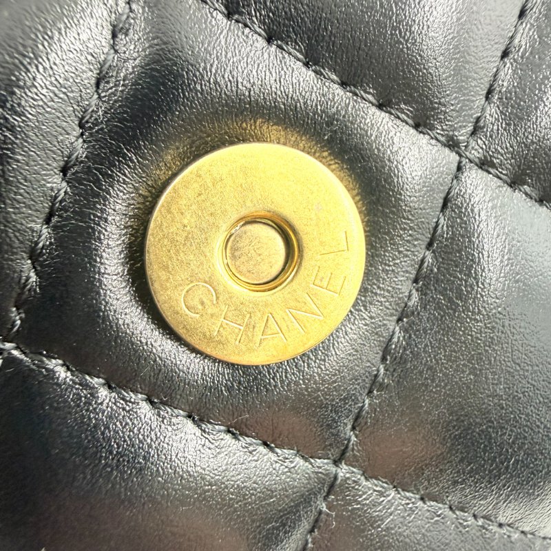 CHANEL  -  黑色金釦簍空字母手把菱格手機包╻MINI-21