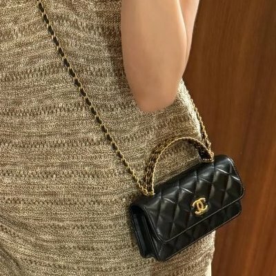 CHANEL - 黑色金釦簍空字母手把菱格手機包╻MINI