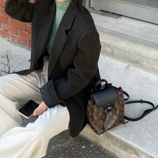 Louis Vuitton - 原花拼黑色牛皮下蓋磁吸束口Montsouris BB後背包-0