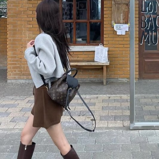 Louis Vuitton - 原花拼黑色牛皮下蓋磁吸束口Montsouris BB後背包-6