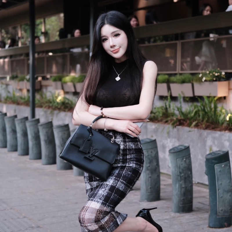 LV Grenelle黑色水波紋郵差包芯片款25*19cm 99新配件塵袋購證-0