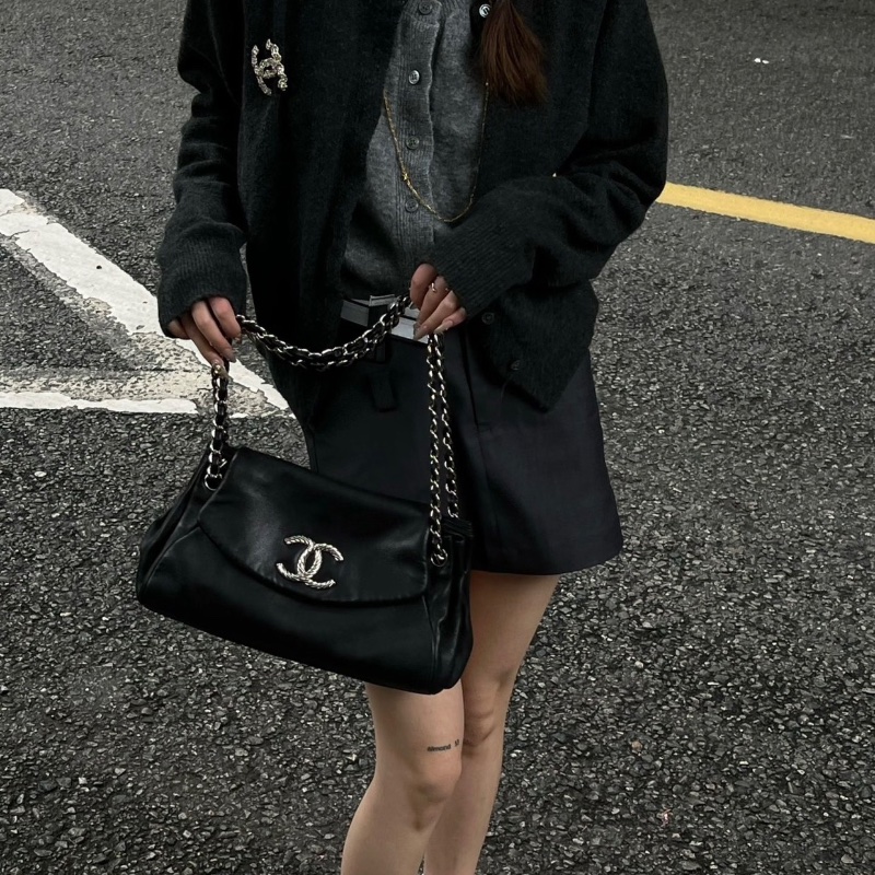 CHANEL藍色銀扣羊皮 螺旋紋雙鏈條雲朵32*23*10 98新配件塵袋-0