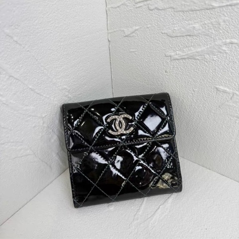 Chanel黑色漆皮菱格紋短款錢包