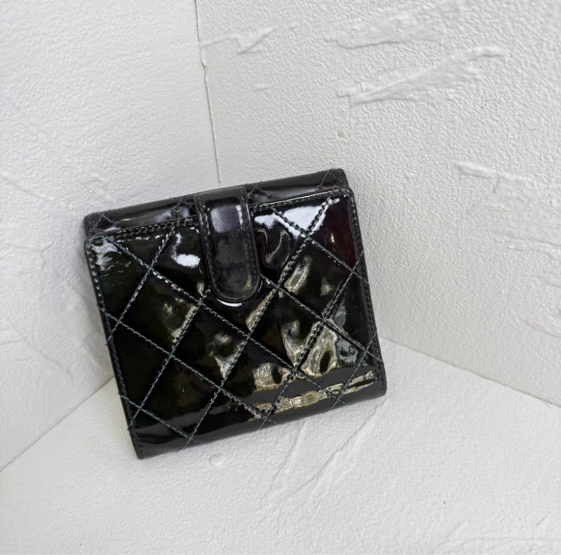 Chanel黑色漆皮菱格紋短款錢包-1