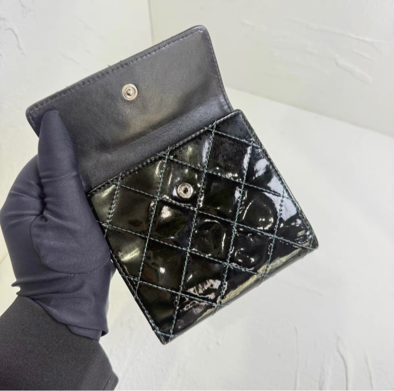Chanel黑色漆皮菱格紋短款錢包-2