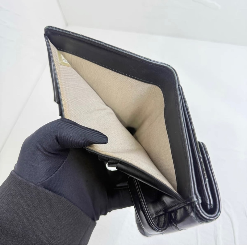 Chanel黑色漆皮菱格紋短款錢包-10