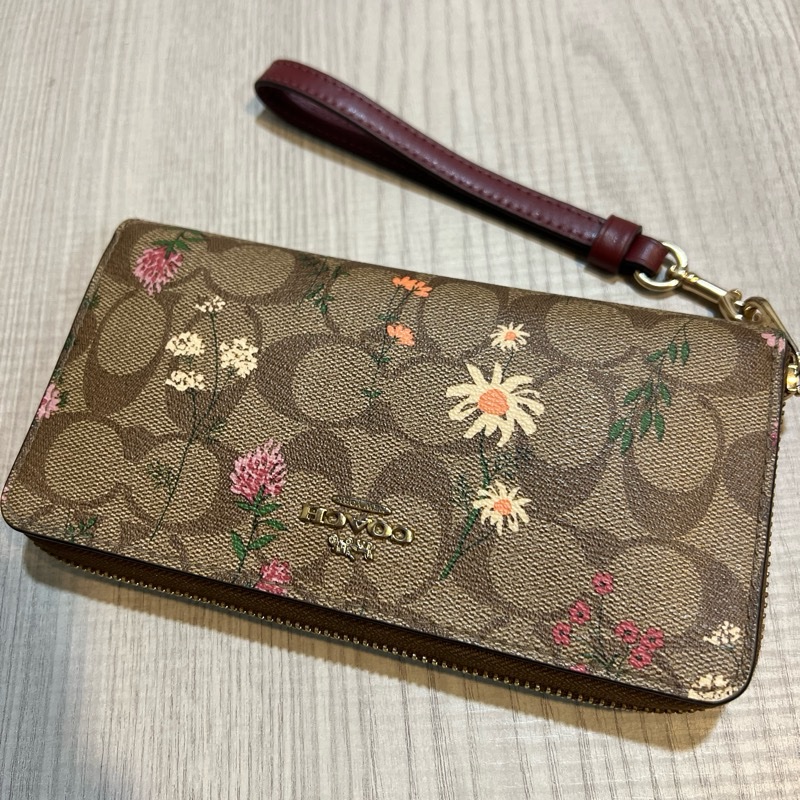 【COACH】花朵X卡其PVC滿版LOGO酒紅手提帶拉鍊式長夾-0